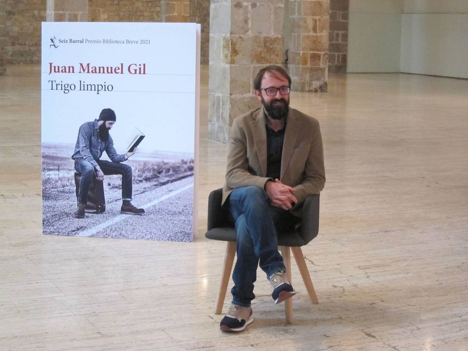 Juan Manuel Gil con la portada de la obra ganadora.