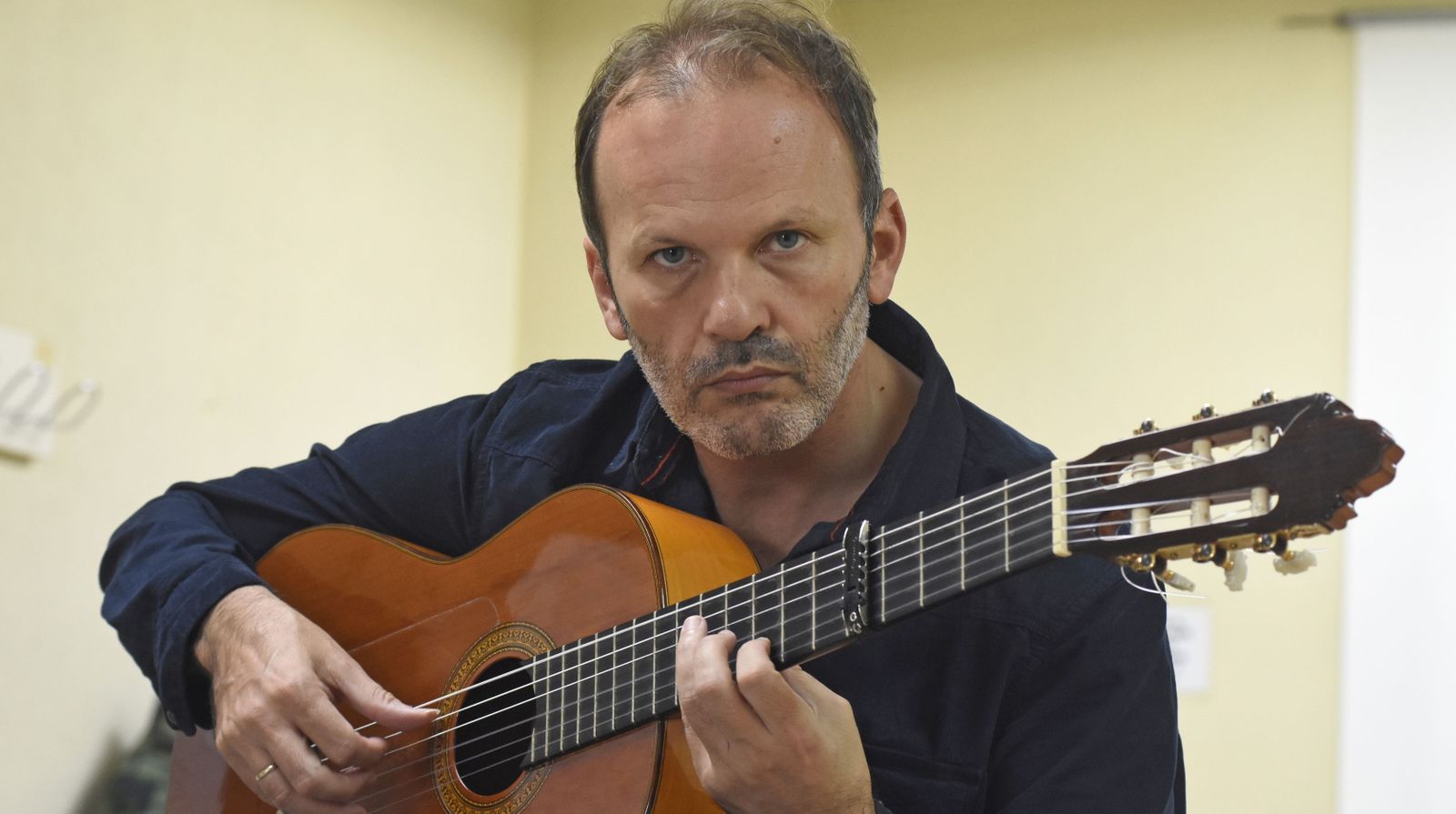 David Pino toca su guitarra.