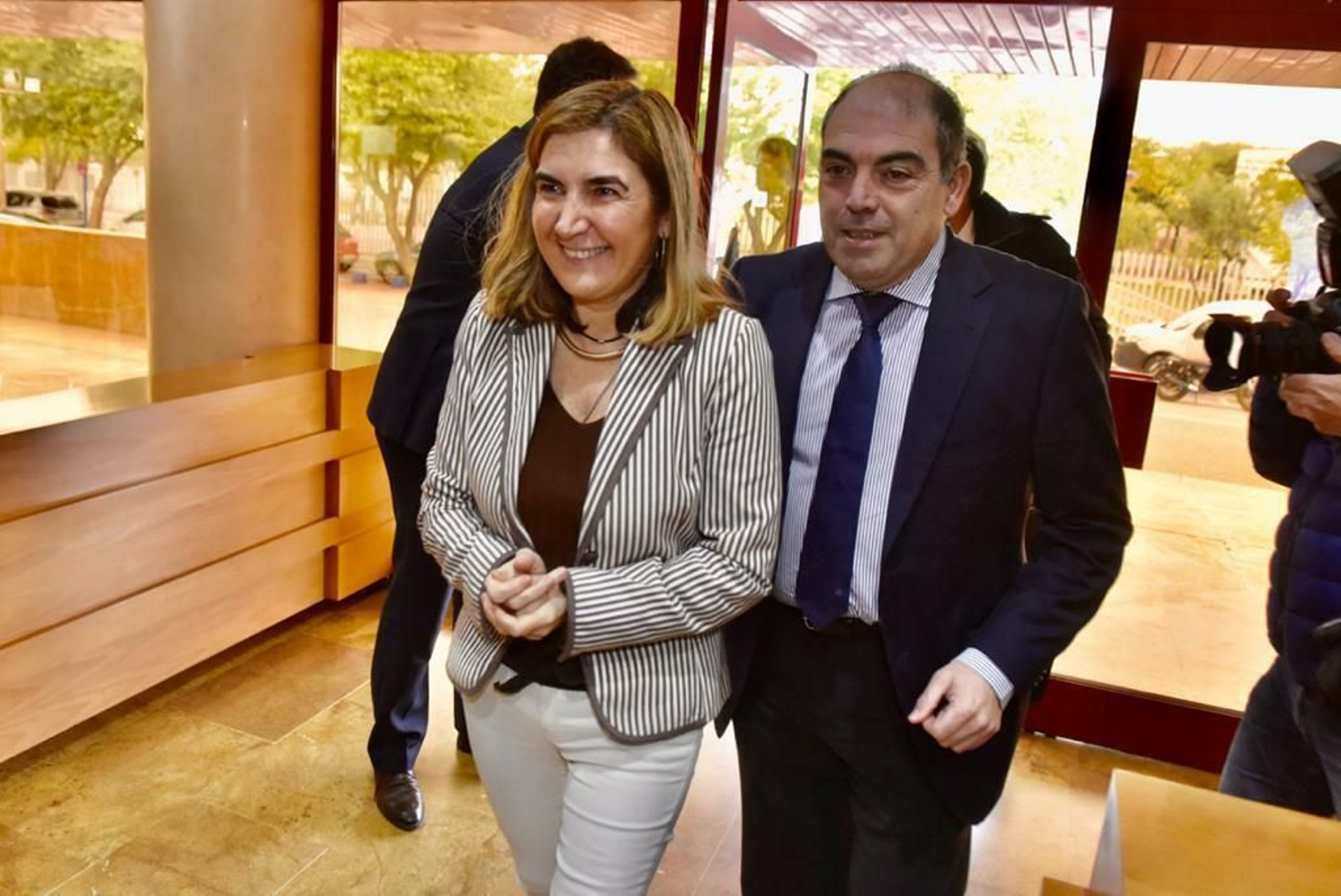 La consejera de Empleo, Formación y Trabajo Autónomo, Rocío Blanco, y el presidente de ATA, Lorenzo Amor, en la sede de la CEA.