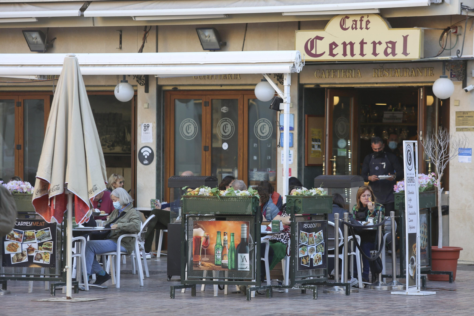 Clientes desayunando en Café Central.