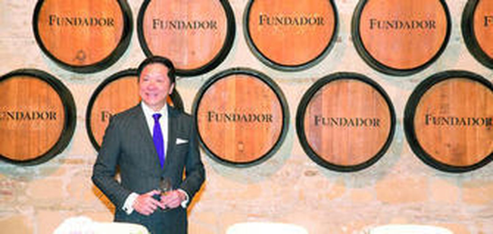 El magnate filipino Andrew L. Tan, ayer durante la recepción oficial en Bodegas Fundador, donde manifestó su pasión por el brandy y por el vino de Jerez.