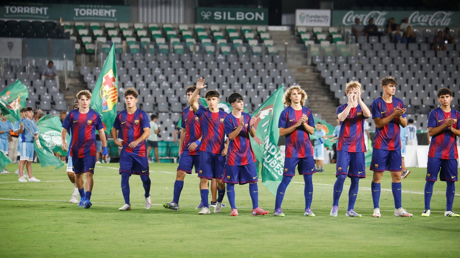 Los jugadores del Barcelona aplauden a la grada.