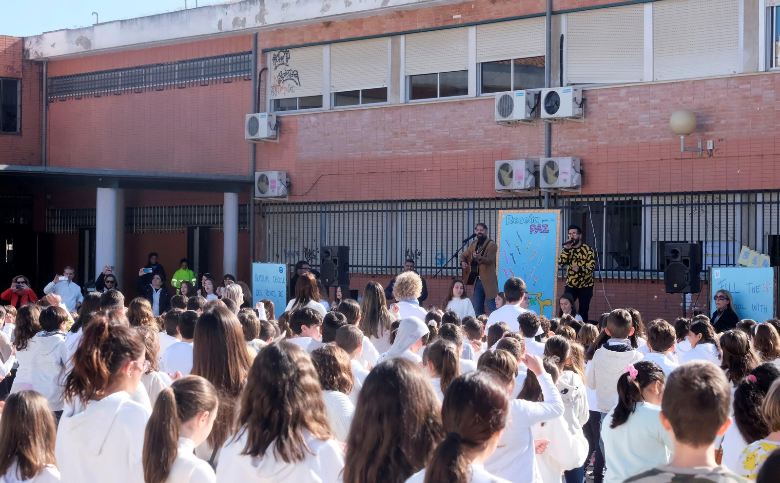 El concierto de Los Aslándticos en el colegio Pablo García Baena de Córdoba, en imágenes