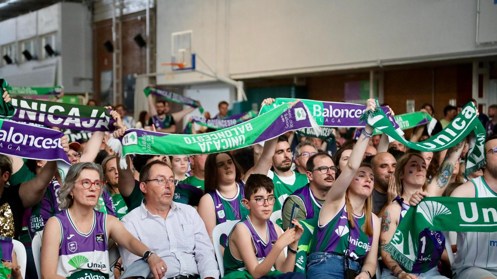 La locura en Los Guindos: ¡Búscate durante la final de BCL del Unicaja!