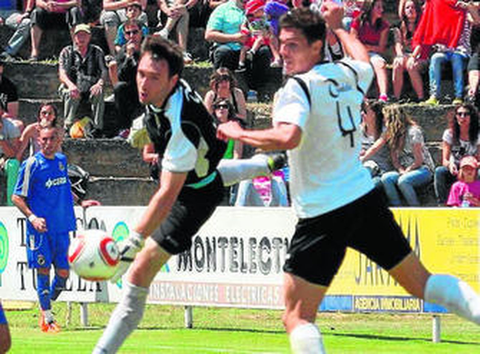 El guardameta Gonzalo (izq.) en el partido de ida.
