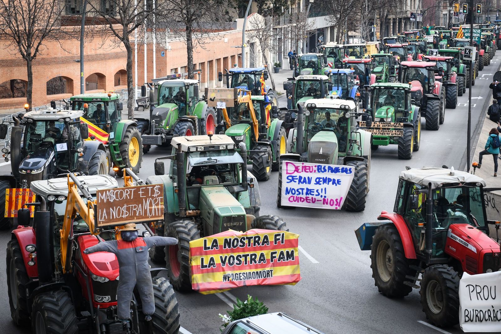 Las imágenes de la tractorada por las carreteras españolas: el campo para las principales vías