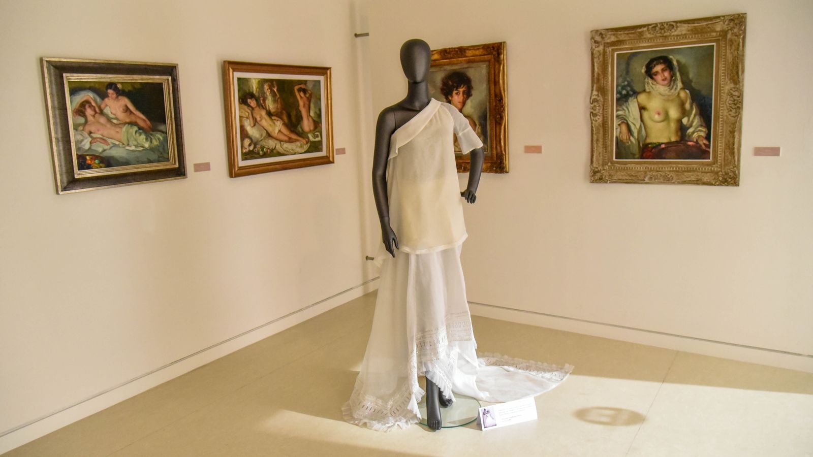 Exposición ' Vísteme: de la Alta Costura al Arte, 90 años de historia de la moda' en el Museo Cruz Herrera