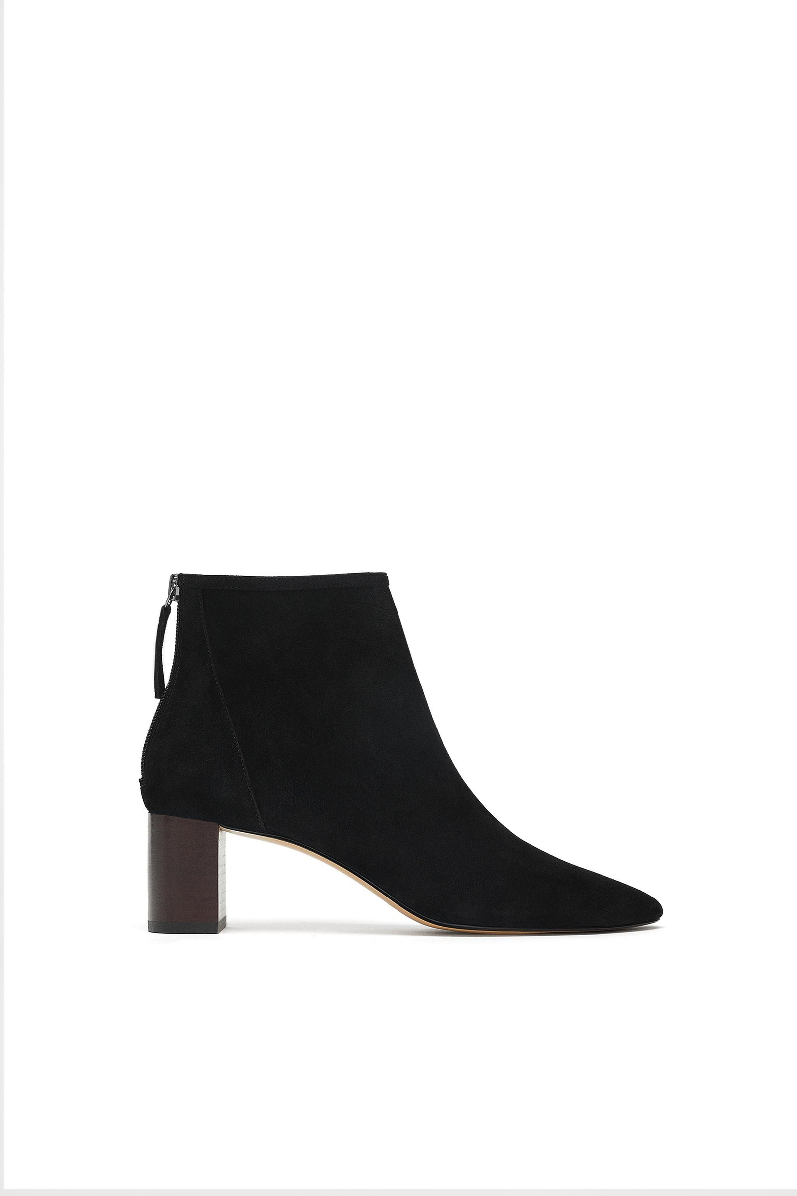 Botines al tobillo: con tacón efecto madera y cremallera por detrás. De Zara. Los mejores zapatos de tendencia esta temporada
