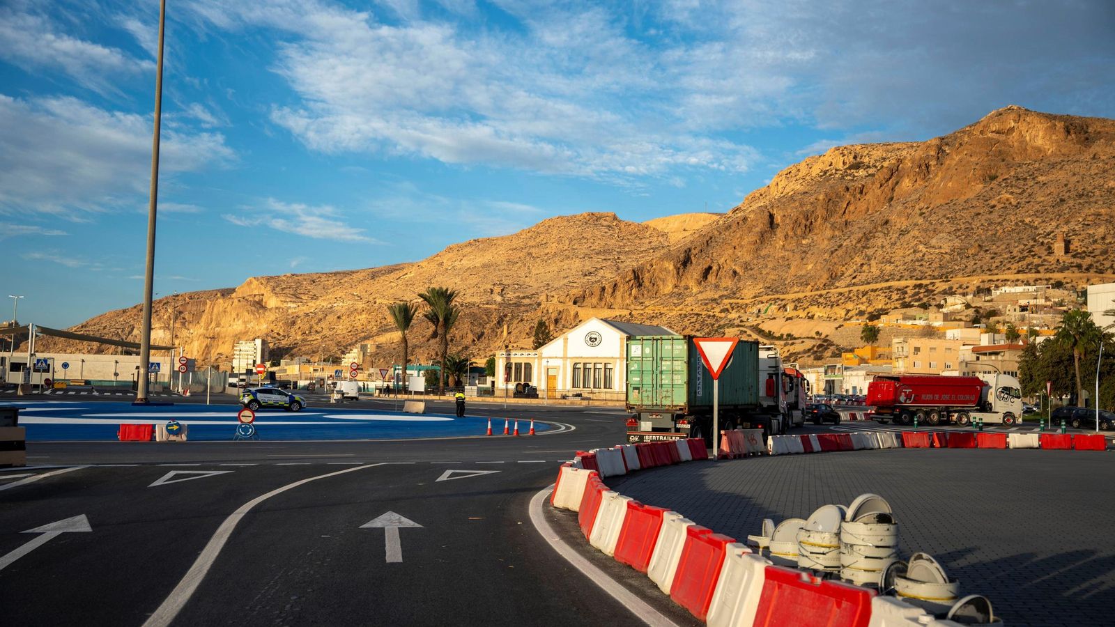 Últimos remates a la nueva zona de acceso al muelle de poniente con el Varadero de fondo.