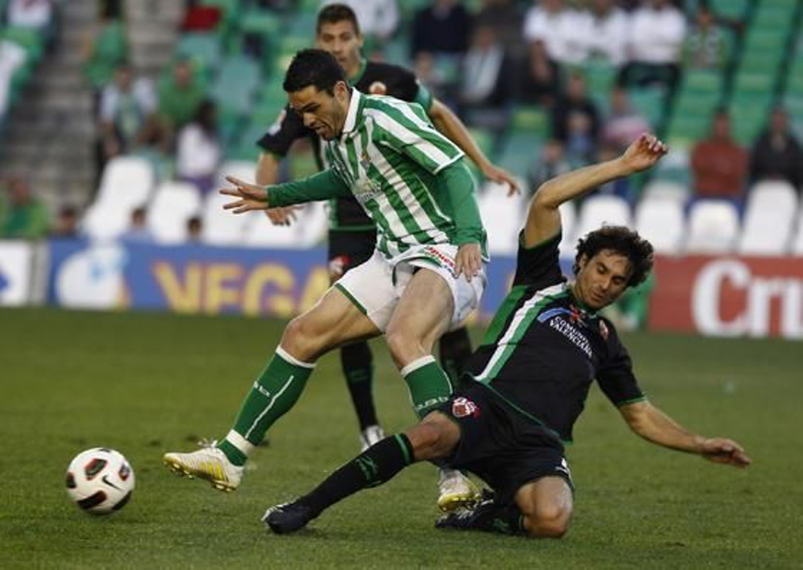 El Betis pierde en casa, con el Elche (1-4), su cuarto partido seguido. / Antonio Pizarro
