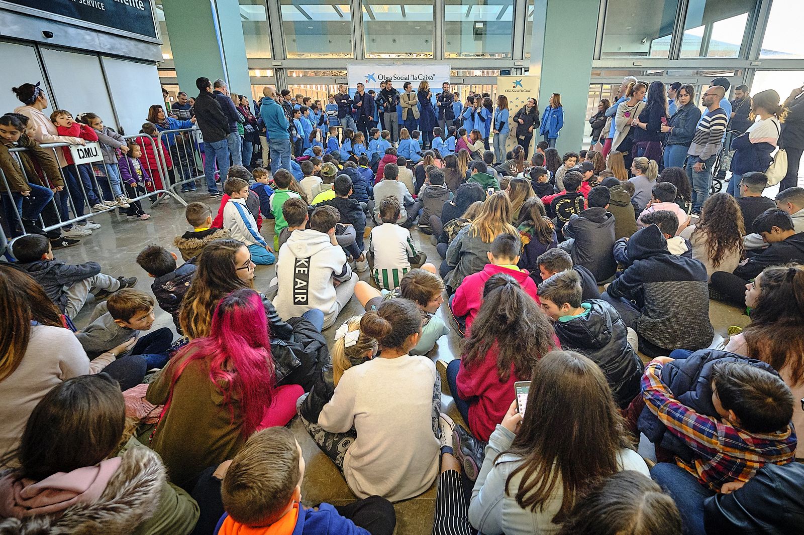El bético Joaquín entrega balones firmados a 120 niños y niñas.