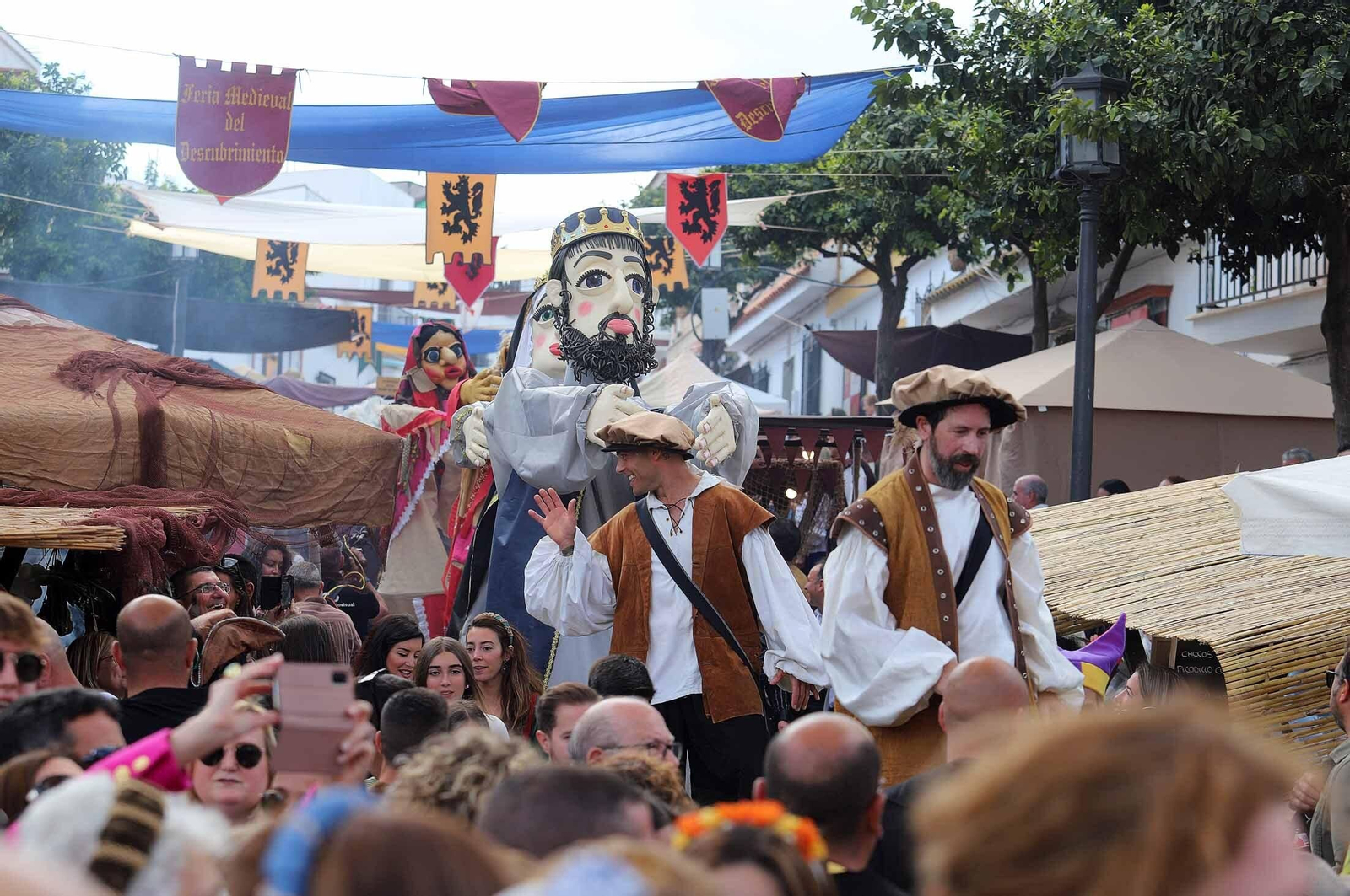 Imágenes del gran ambiente en la Feria Medieval de Palos de la Frontera, Huelva