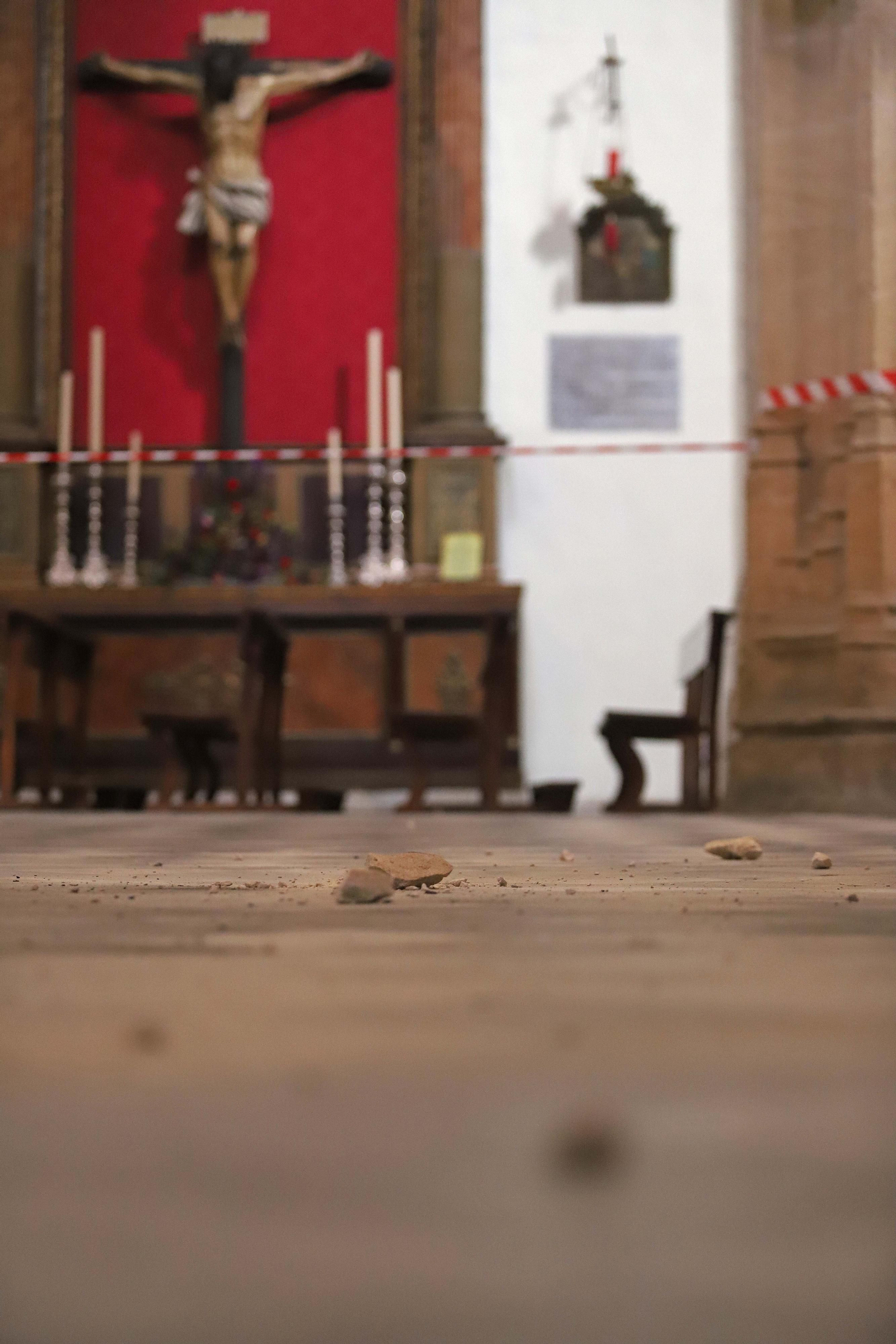 Fotos de los daños en las vidrieras de la iglesia de San Mateo, en Tarifa