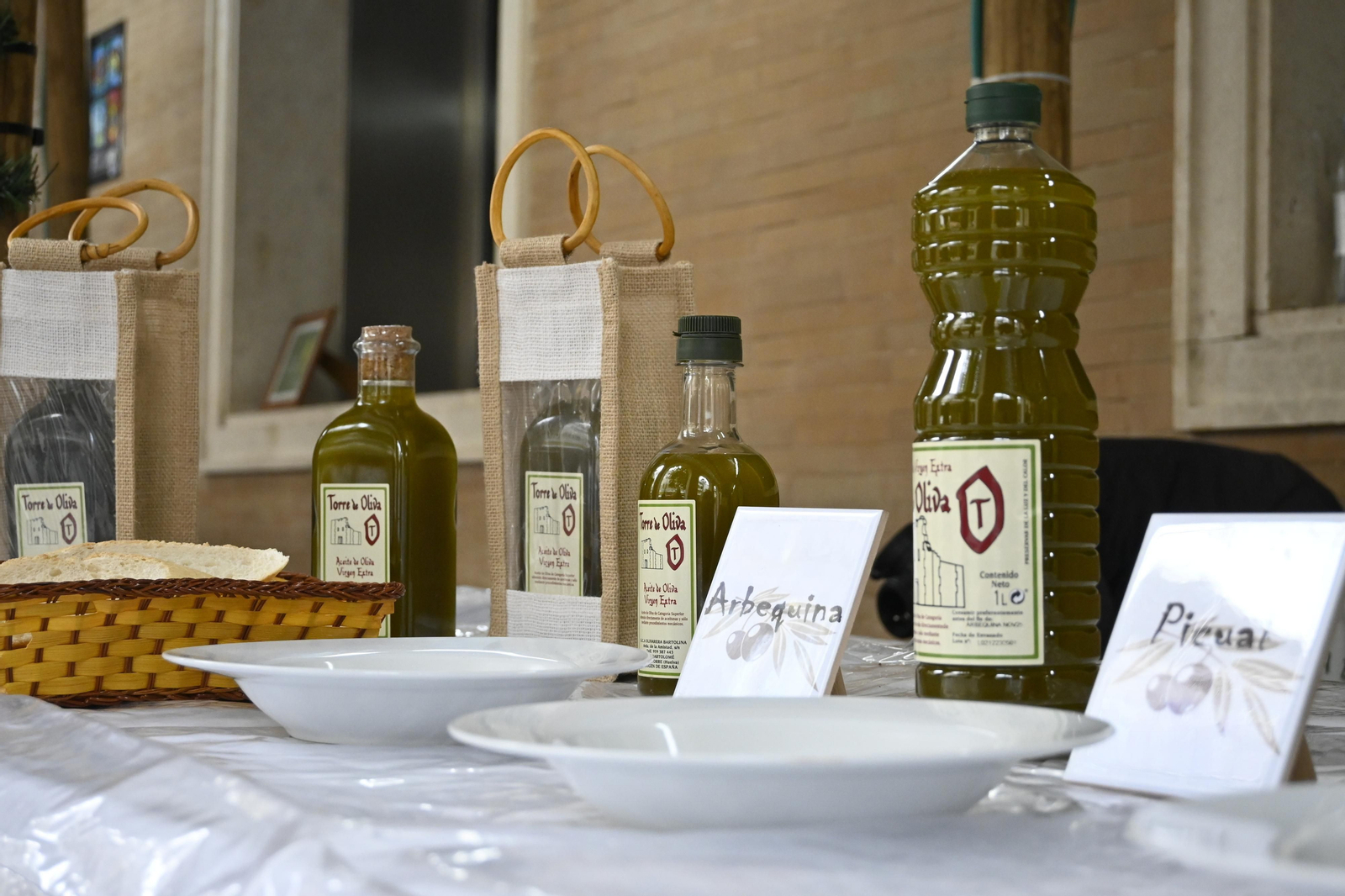 Stand de aceites en la Gran Vía de Huelva, en imágenes