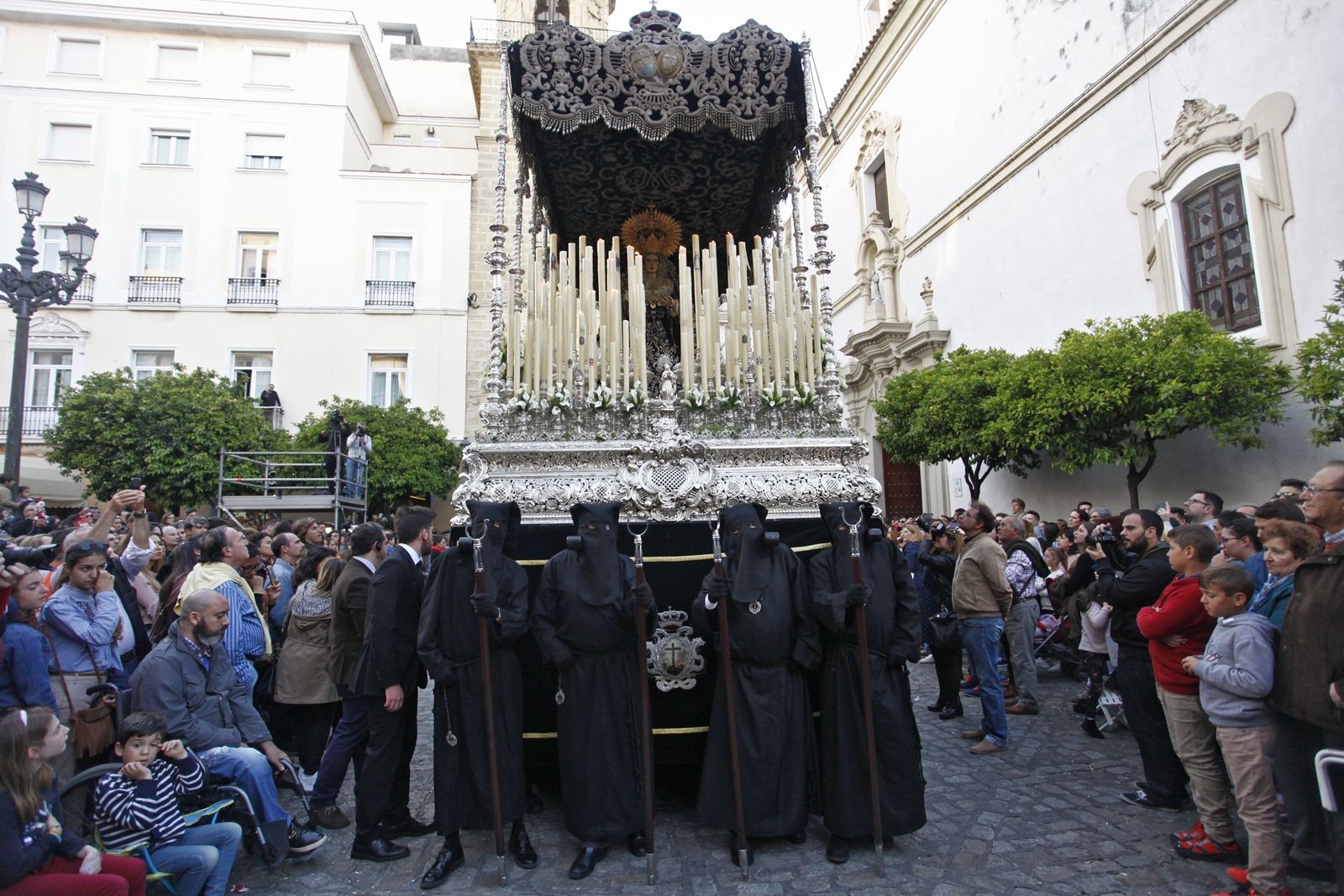 El característico palio de Soledad de Vera-Cruz, en San Francisco.