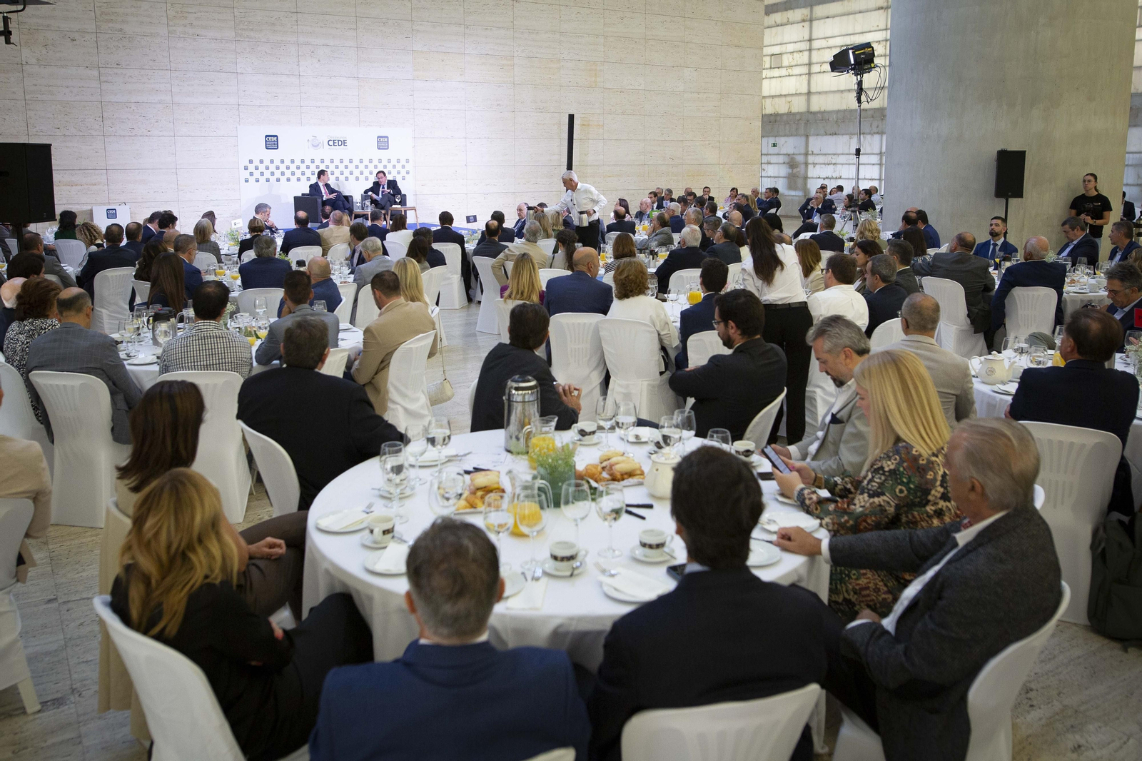Las imágenes del desayuno de la CEDE en Granada con Gonzalo Gortázar