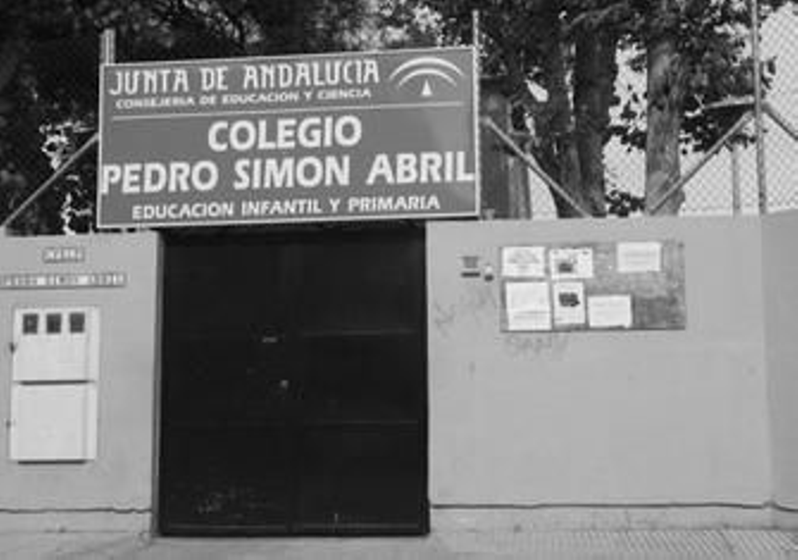 Instantánea exterior del colegio Pedro Simón Abril, donde está escolarizado el pequeño.