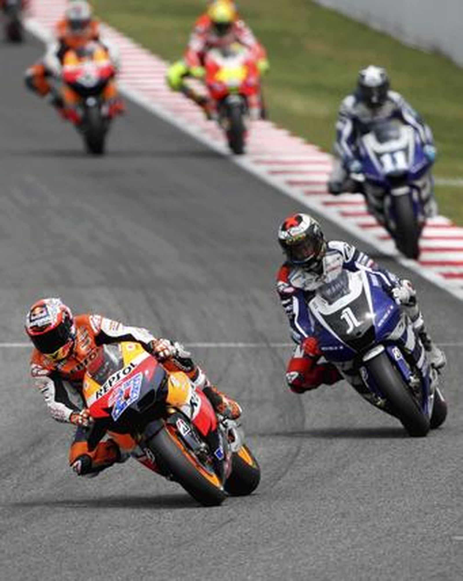 Stoner hace valer el poderío de su moto y se lleva el Gran Premio de Cataluña. / EFE