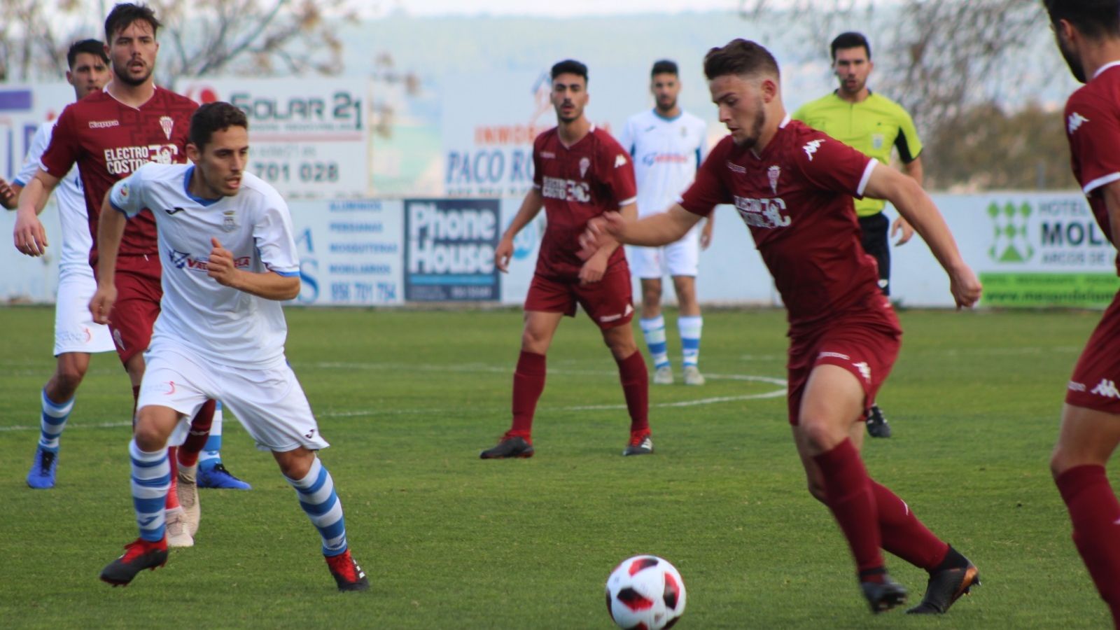 Caballero, persiguiendo a un jugador del Córdoba B.