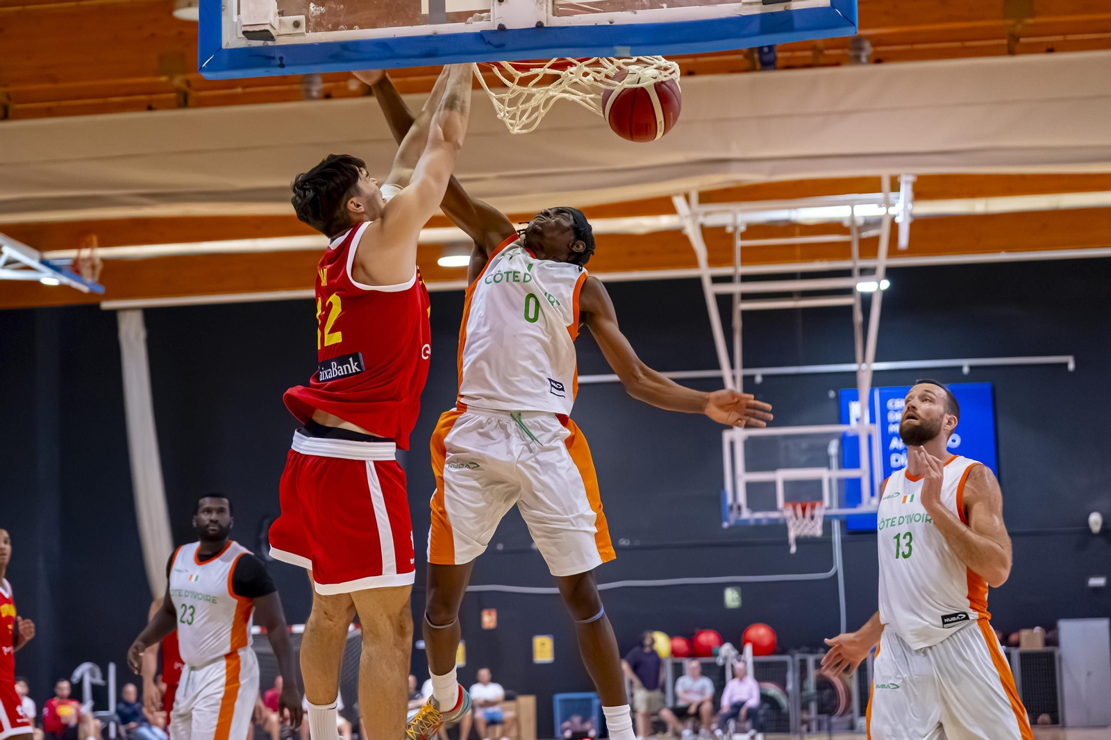 España B, con Álvaro Folgueiras, derrota a Costa de Marfil antes de venir a Málaga