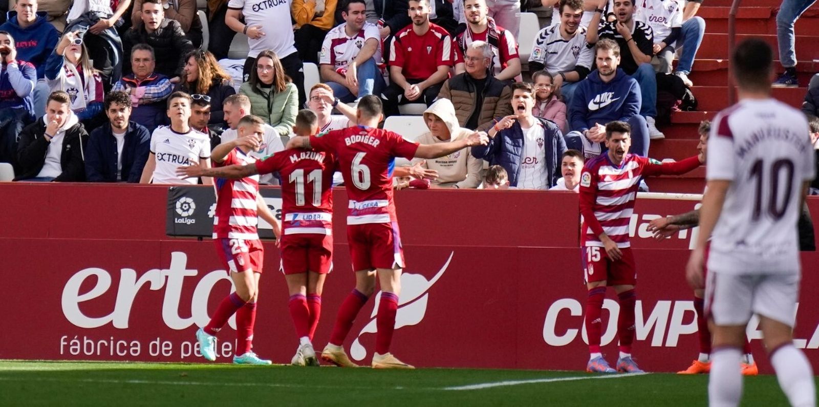 Los jugadores del Granada CF celebran un gol en Albacete