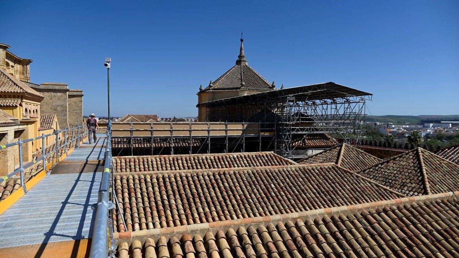 Las cúpulas de la Maqsura, cubiertas por andamios