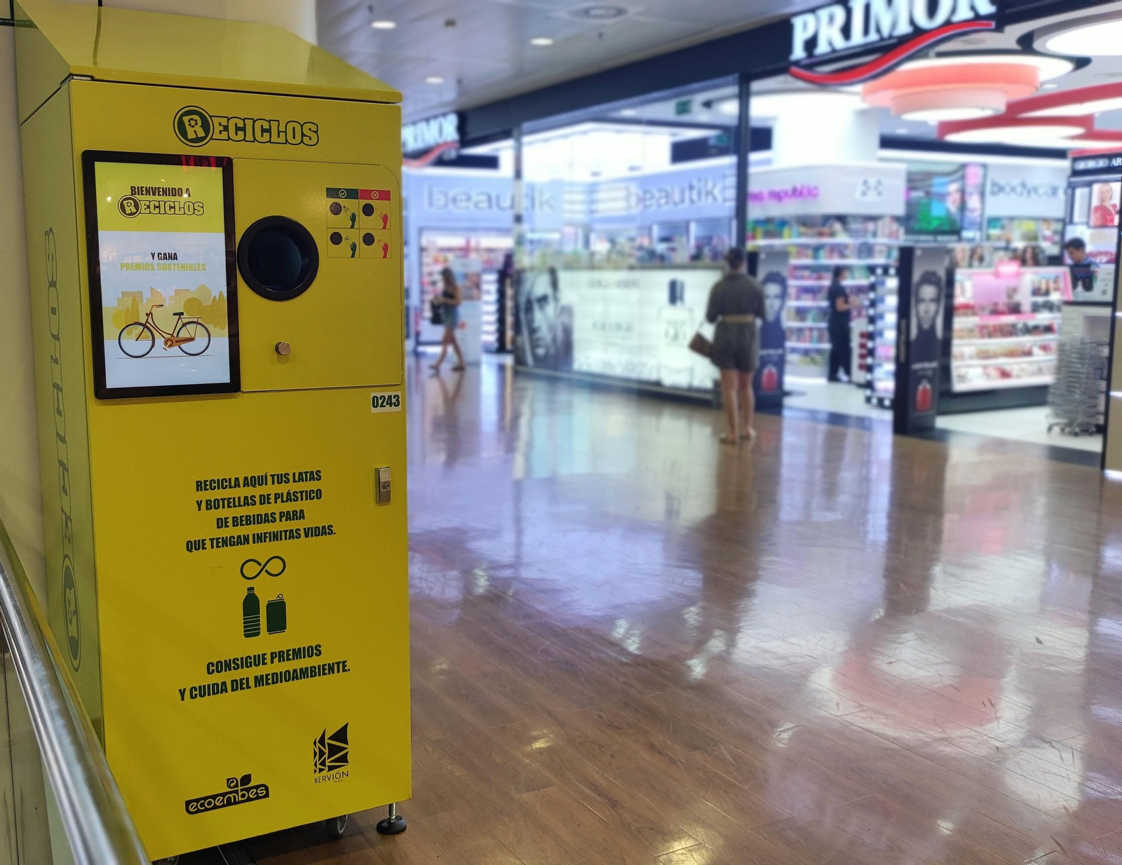 Nervión Plaza se suma a Reciclos con la instalación de dos máquinas que recompensan a sus visitantes por reciclar