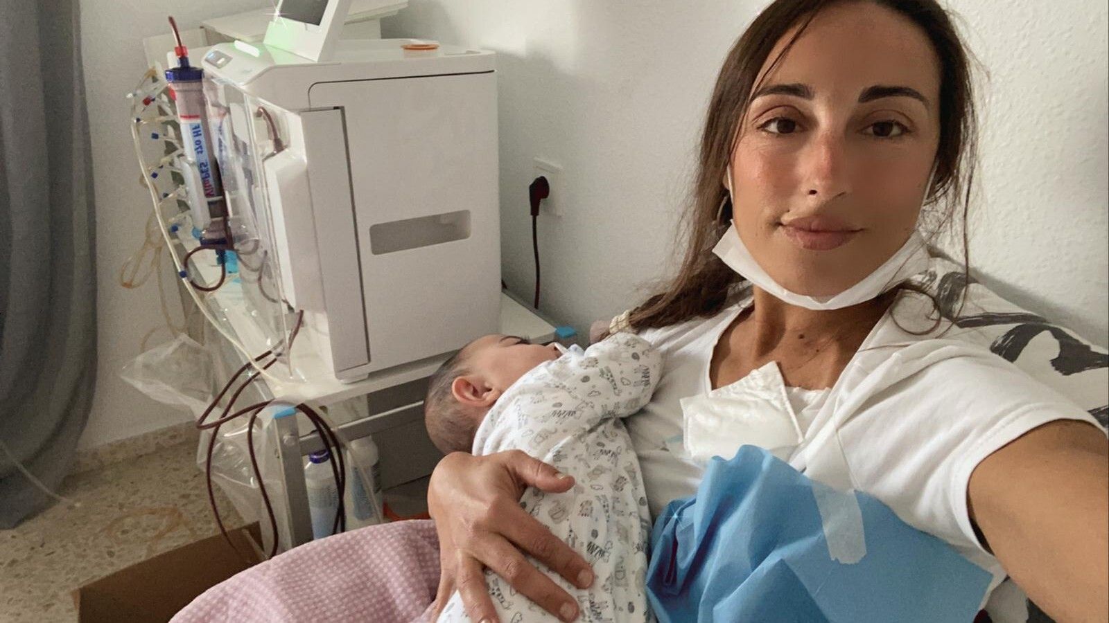 Una paciente sometida a hemodiálisis en Huelva a través del programa del Juan Ramón Jiménez.