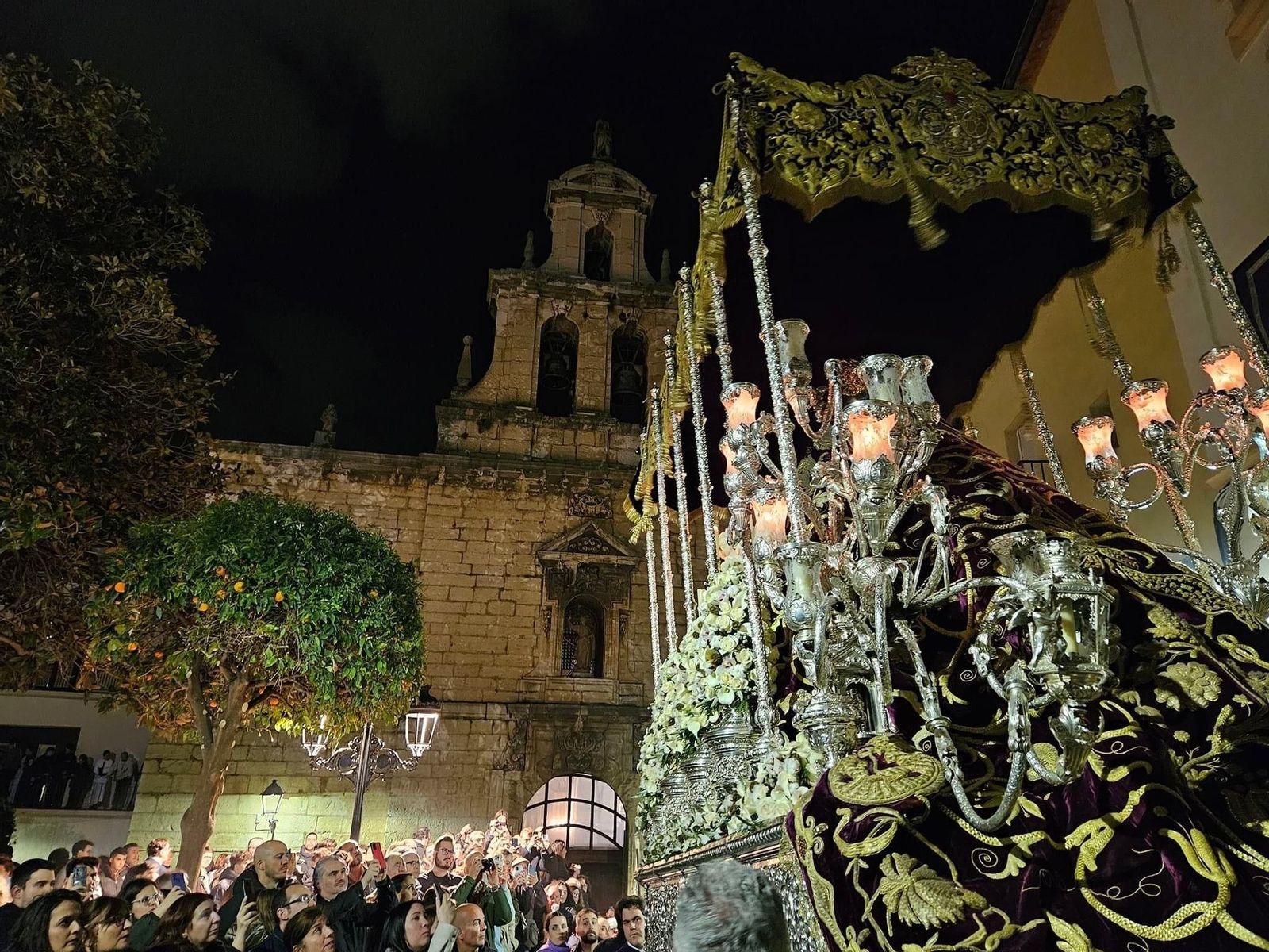 En imágenes: La Expiración trae de vuelta la ilusión de los cofrades jiennenses