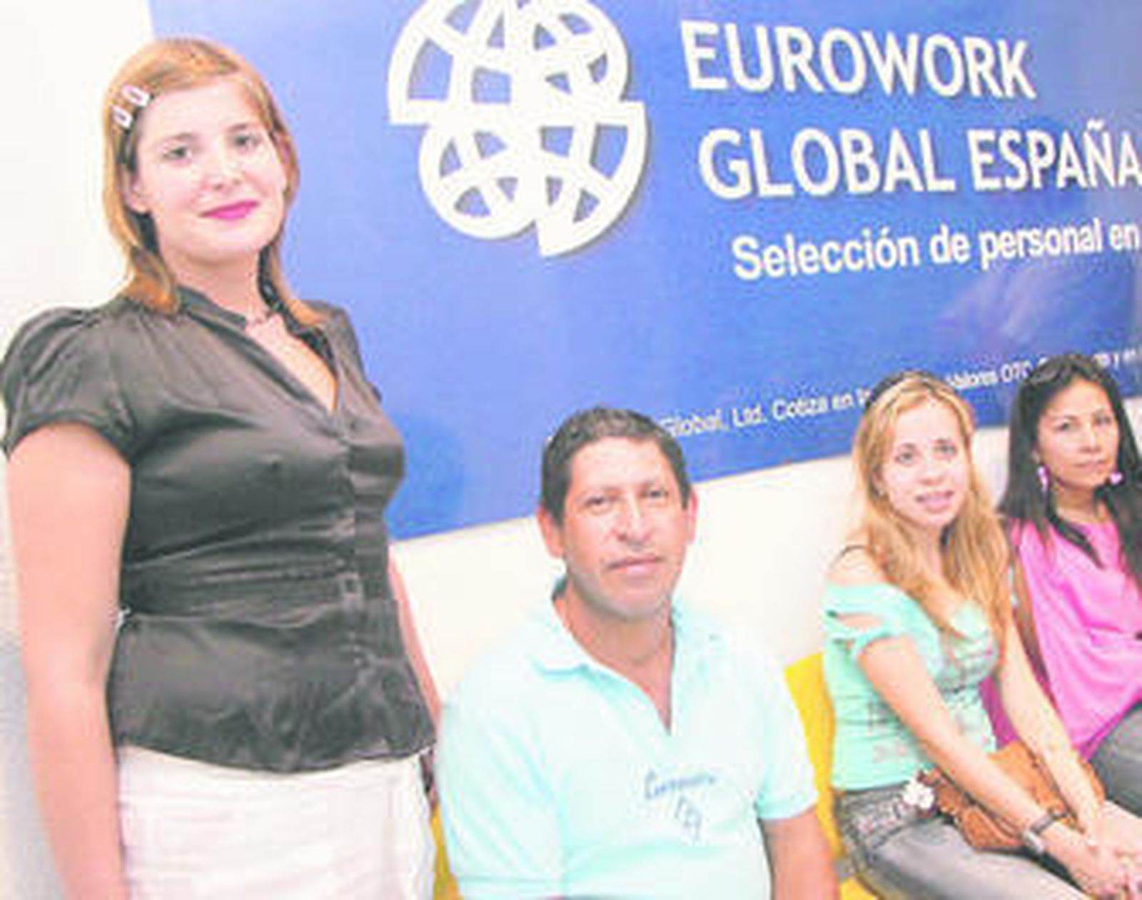 Imagen tomada en 2005 por el semanal madrileño Latino en la que aparece Mónica González en la sede de Eurowork.