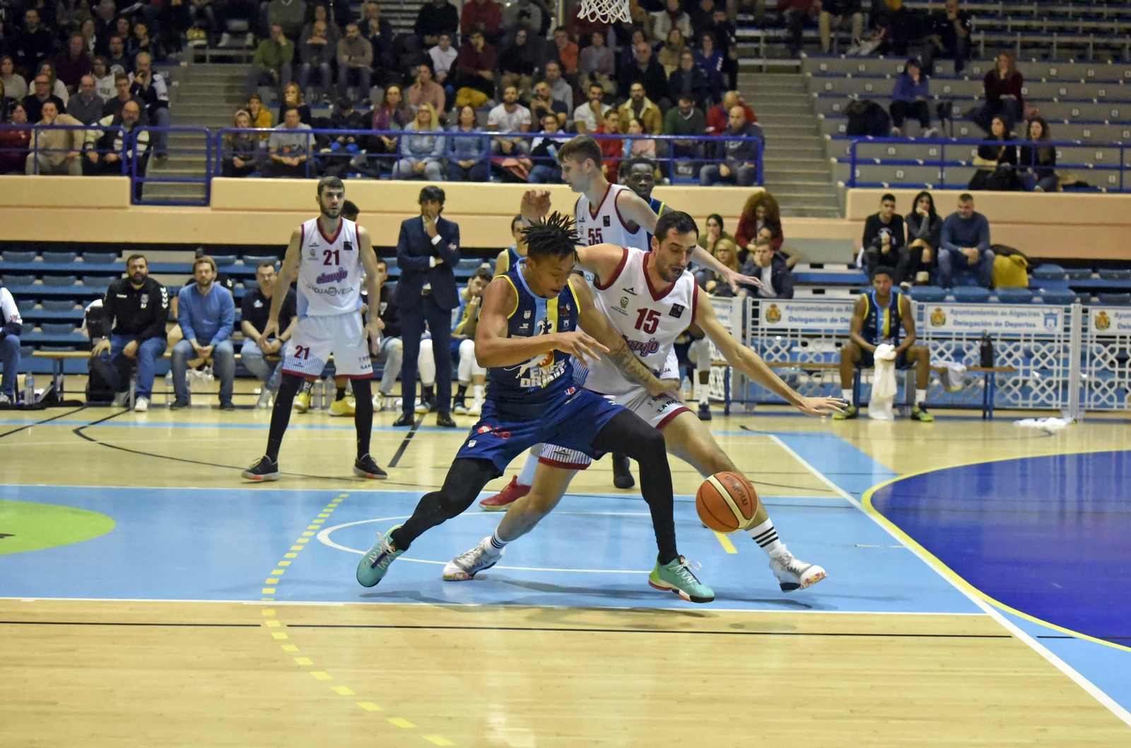 Marcel Robinson pugna con Mario Álvarez en el Udea-Clavijo.