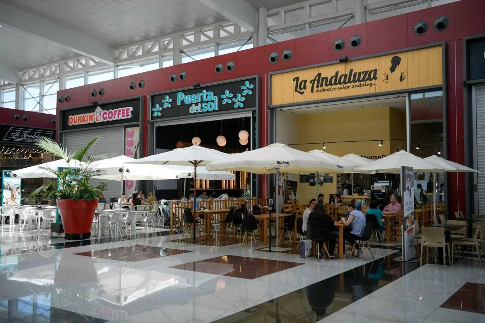 Fotos de la reapertura del centro comercial Nevada Shopping en Granada