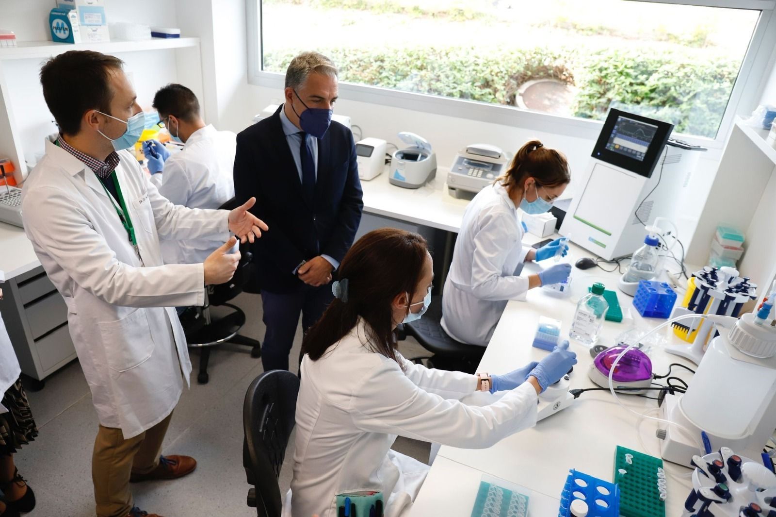 El consejero de Presidencia, este viernes, en las instalaciones del laboratorio.
