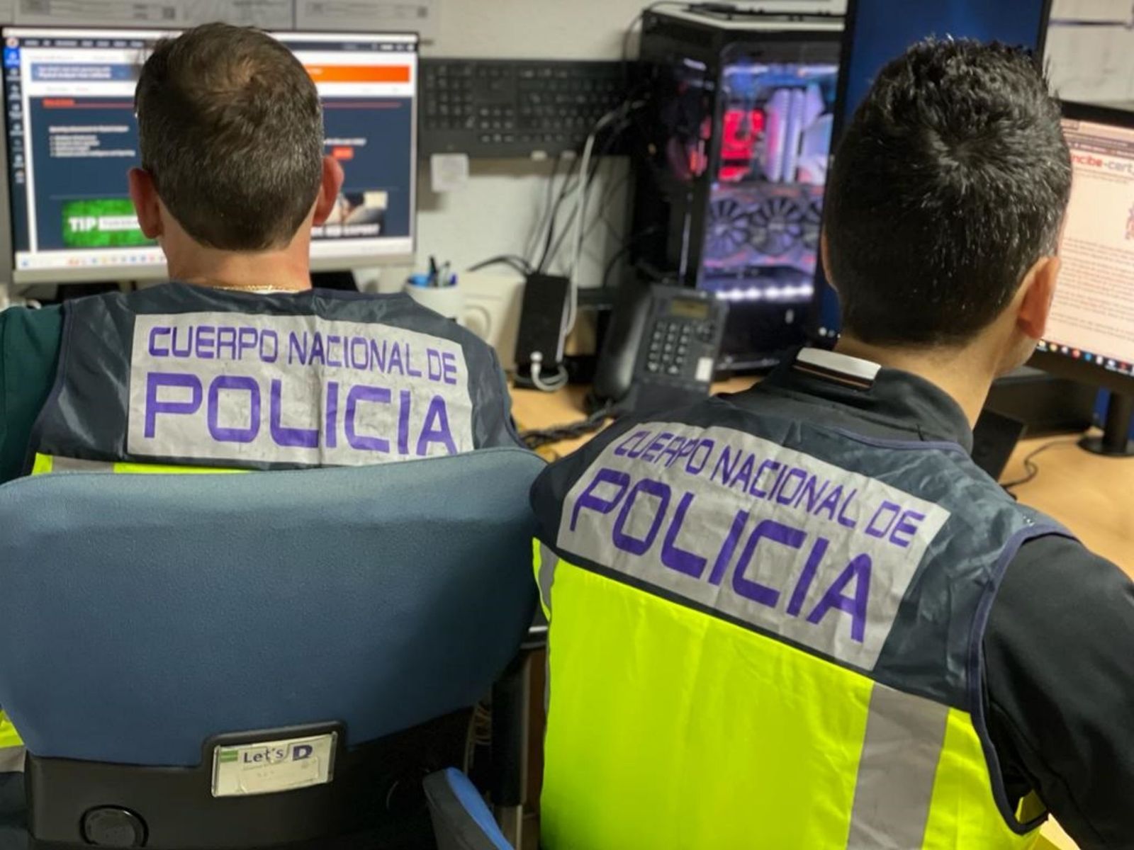 Agentes de la Policía  Nacional investigan contenidos en la red.