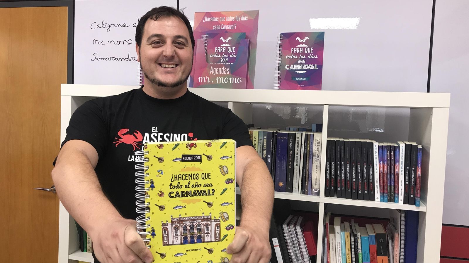 Fernando Macías, con la nueva edición de la agenda de Mr.Momo.