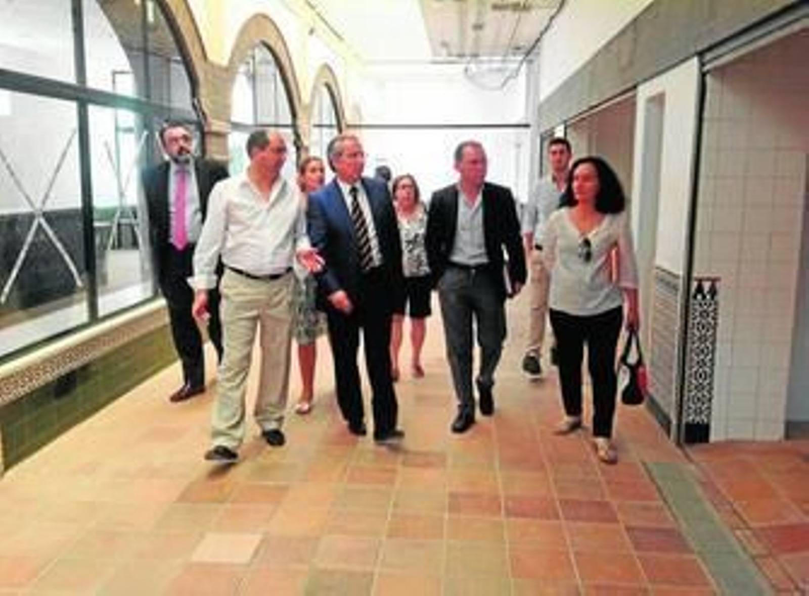 El subdelegado del Gobierno, visitando en compañía del alcalde de Villamartín, la plaza de abastos local.
