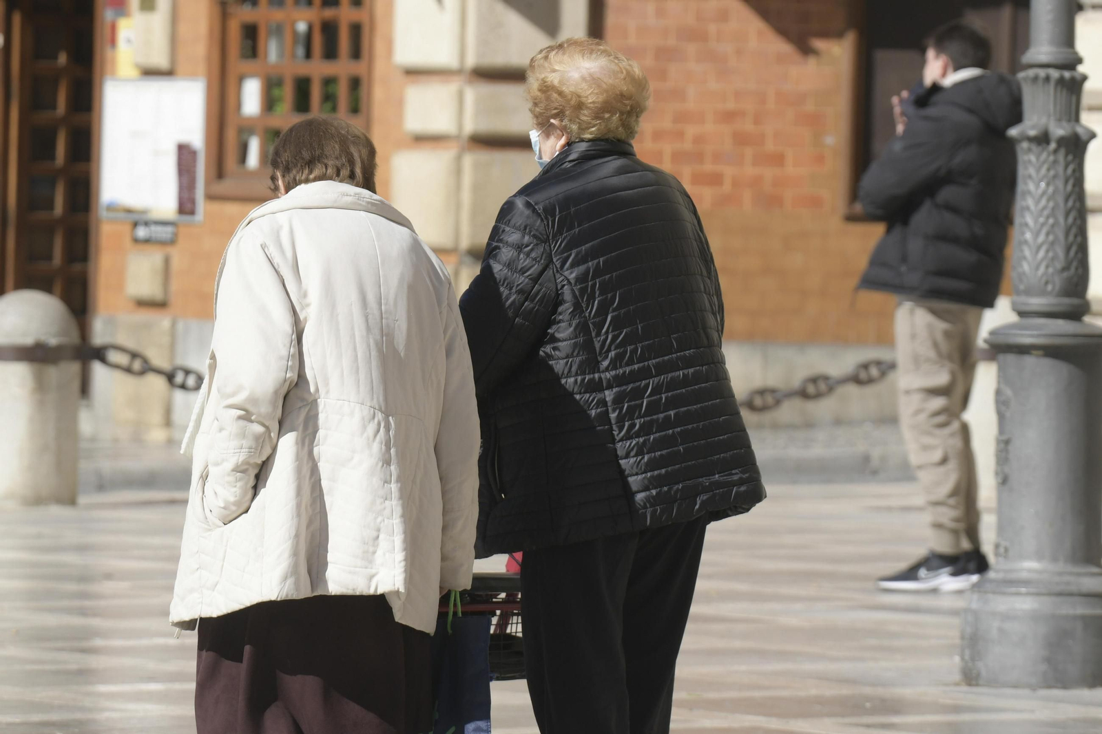Personas mayores en Granada en imagen de archivo.