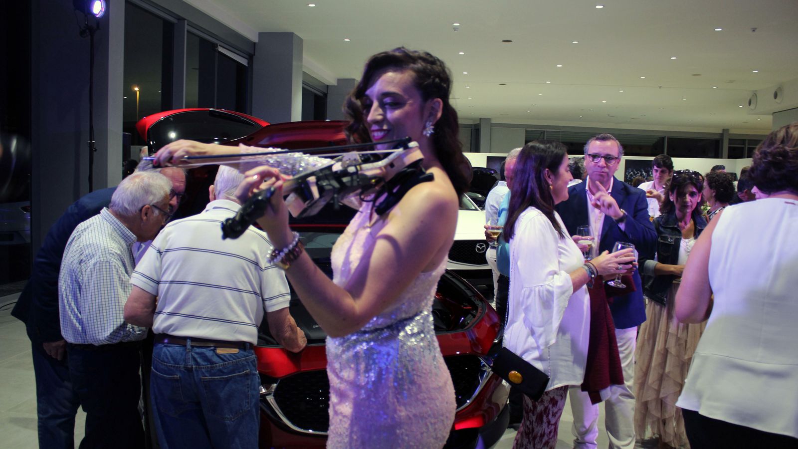 Ambiente animado en la inauguración del concesionario.