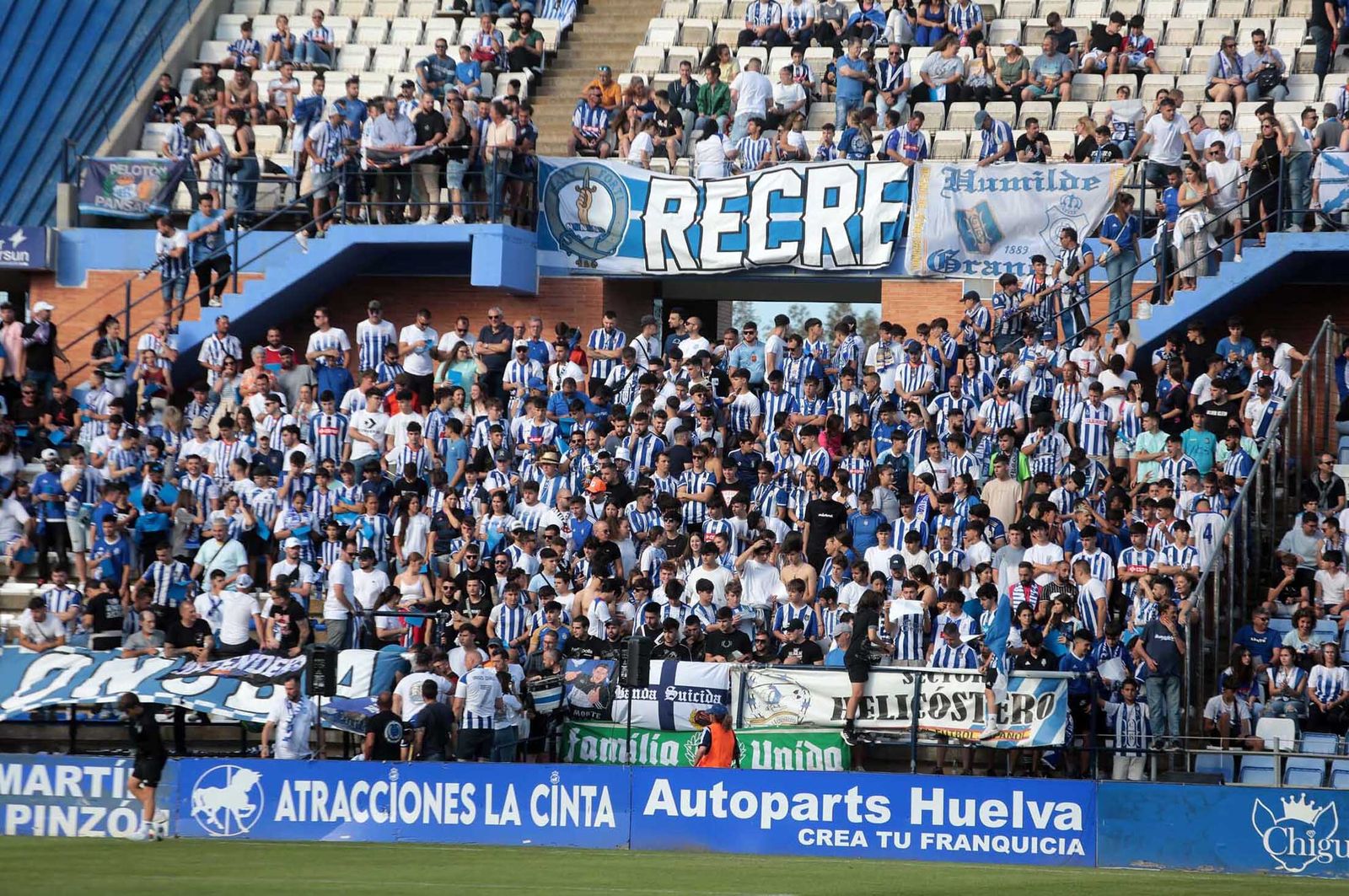 Imágenes del gran ambiente en el Nuevo Colombino en el ascenso del Recre