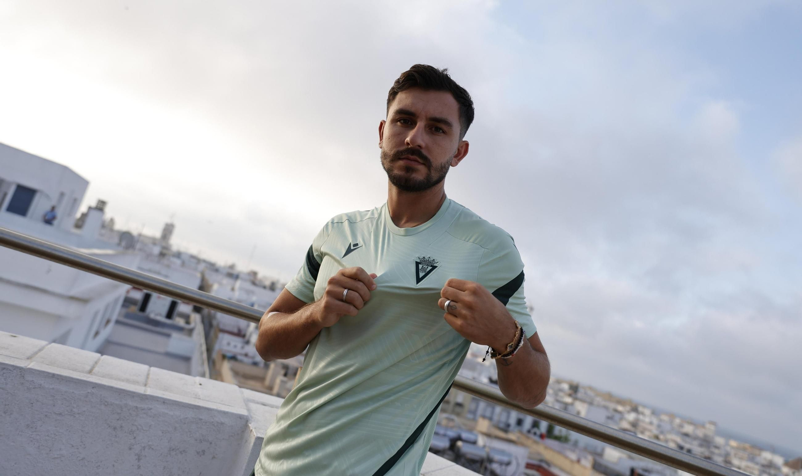 Víctor Chust enseña el escudo del Cádiz el primer día de la pretemporada.