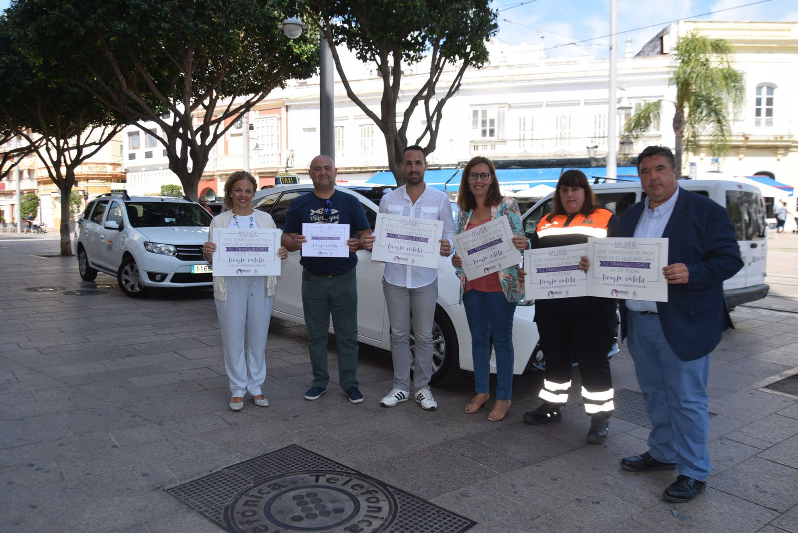 Concejales, taxistas y Protección Civil, con el distintivo de la iniciativa Tiempo Violeta para la Feria.