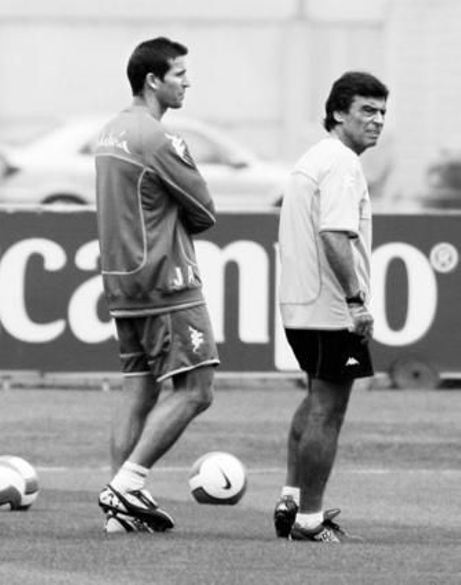 Paco Chaparro, junto a Juan Merino en el césped de la ciudad deportiva.
