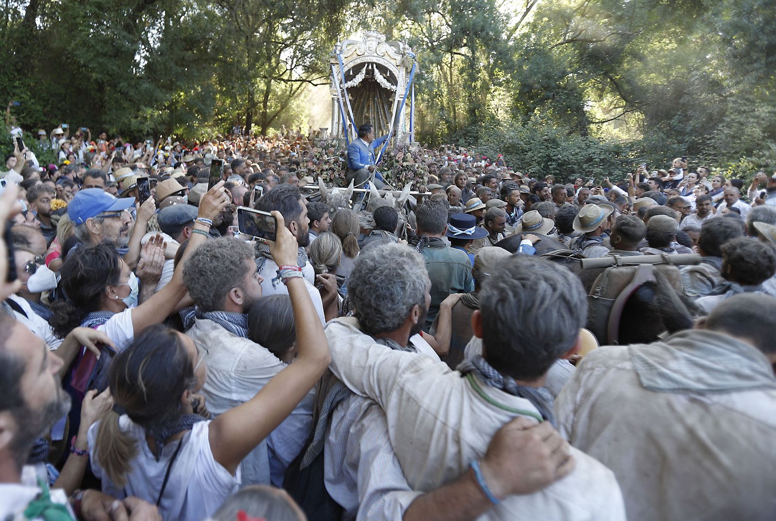 Imágenes de la Hermandad de Huelva a su paso por El Charco