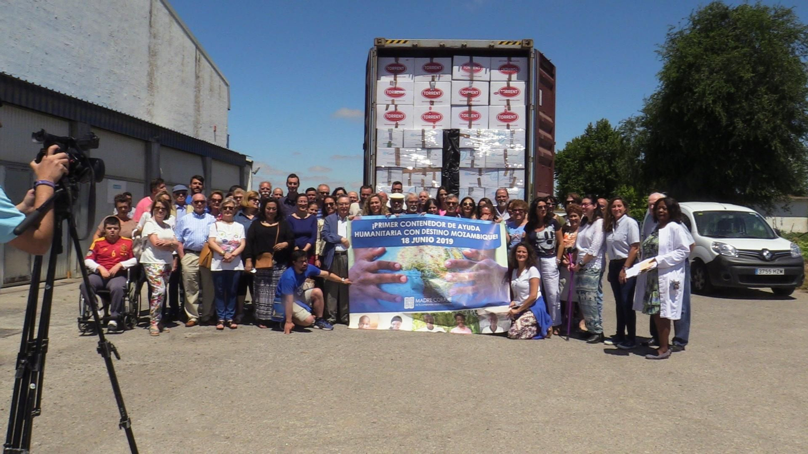 Voluntarios de Madre Coraje, con el contenedor.