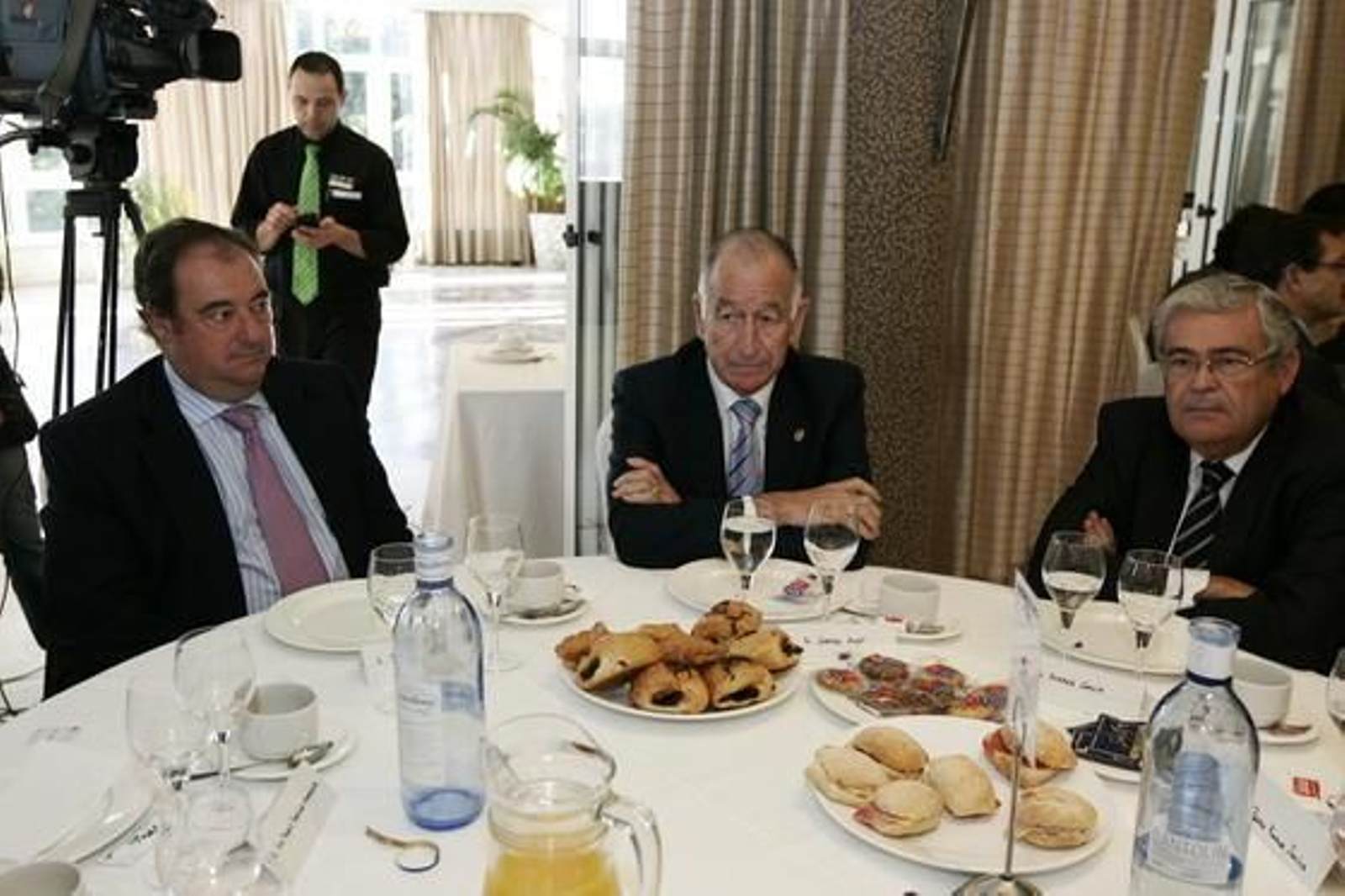 Tomás Valiente, director general de Grupo Joly, Gabriel Amat, presidente de Diputación, y Andrés García Lorca, subdelegado del Gobierno

Foto: Rafael G. / Javier Alonso