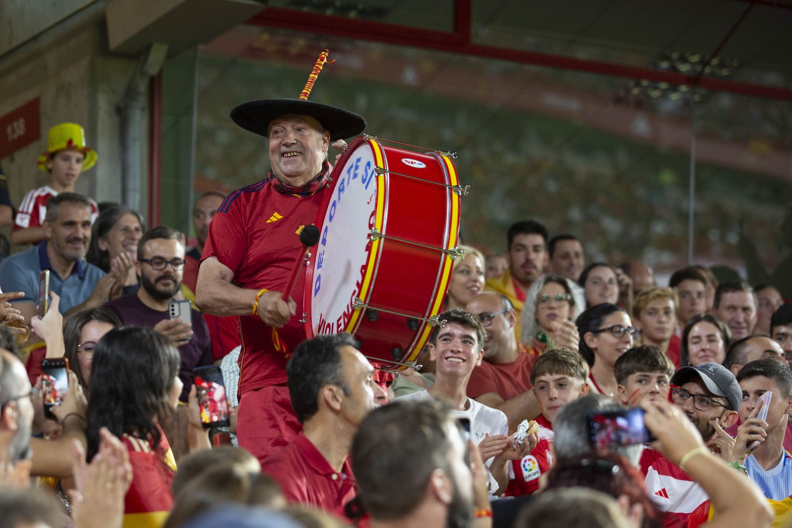 Así fue el ambiente en Los Cármenes del partido España-Chipre