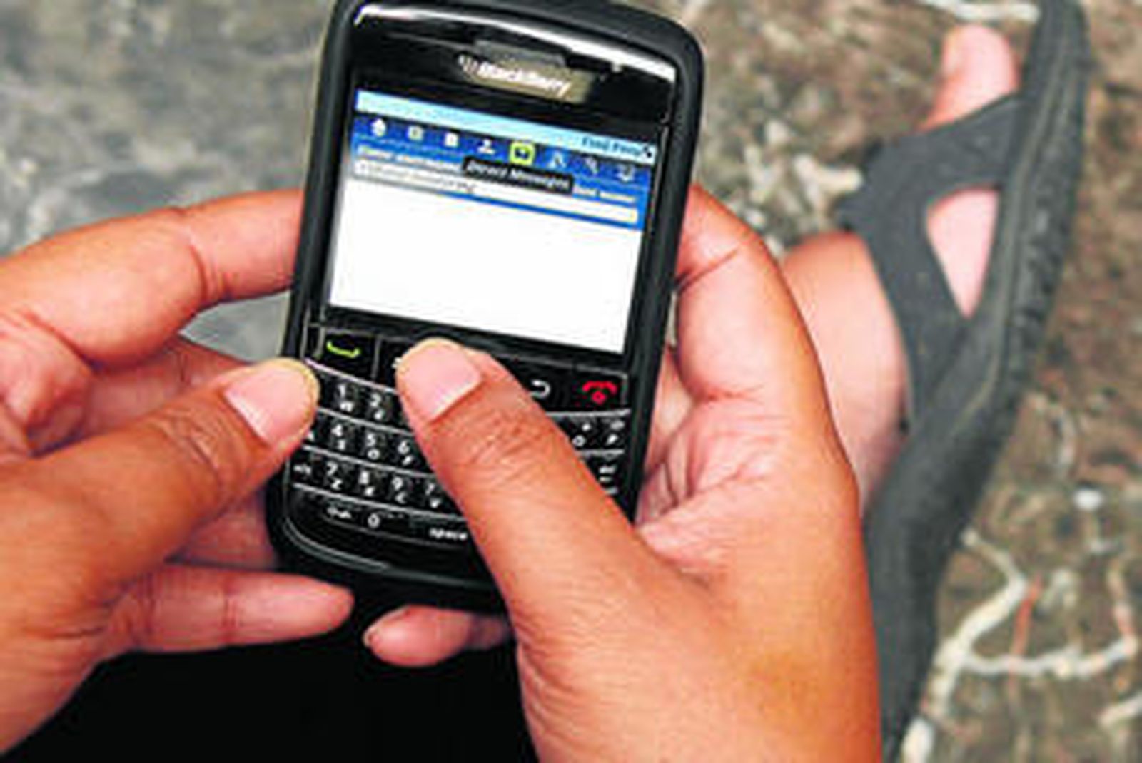 Un usuario navega por internet desde su terminal telefónico, en una imagen de archivo.