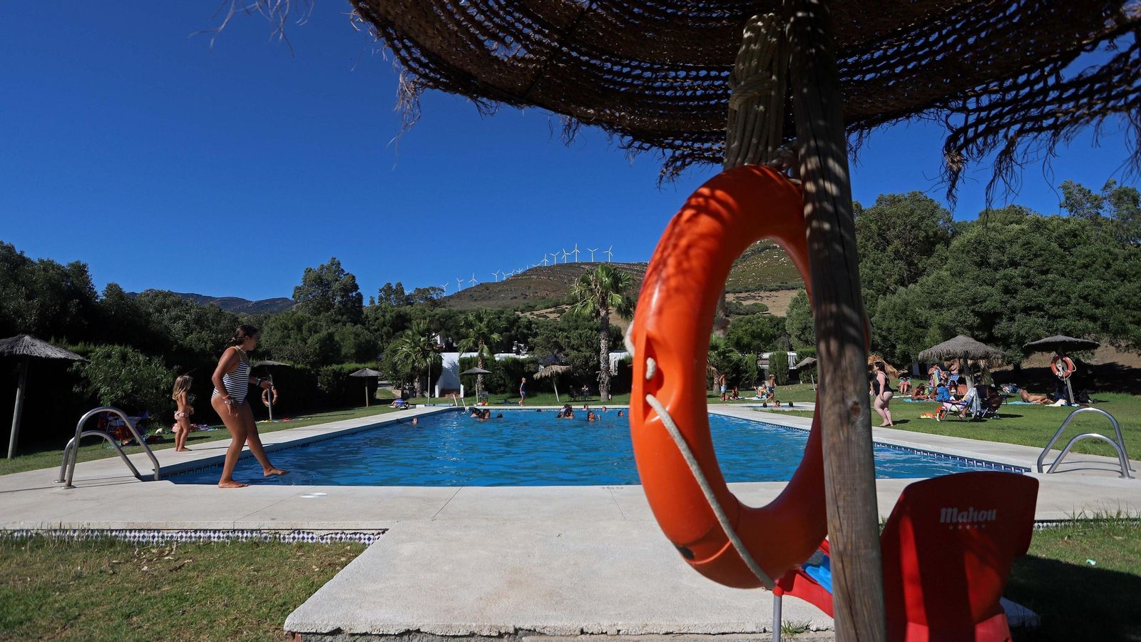 Una piscina comunitaria en un camping de Tarifa.
