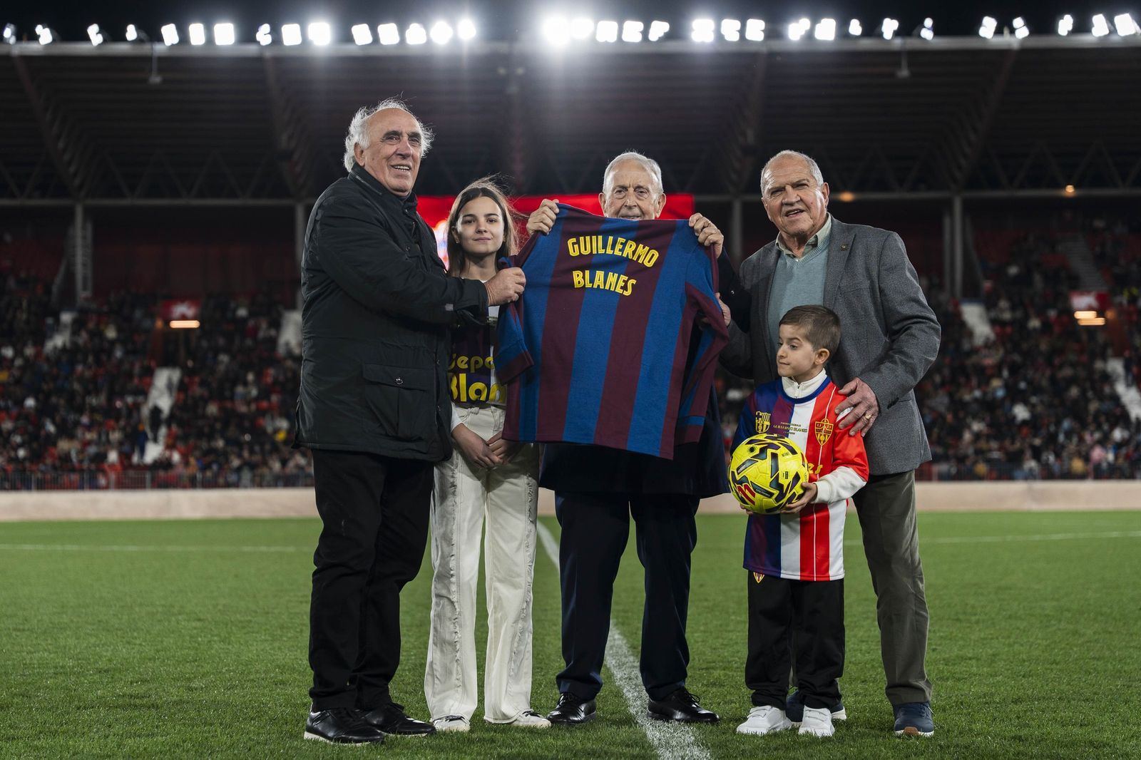 Fotogalería del partido homenaje a Guillermo Blanes entre los veteranos de la UD Almería y el FC Barcelona