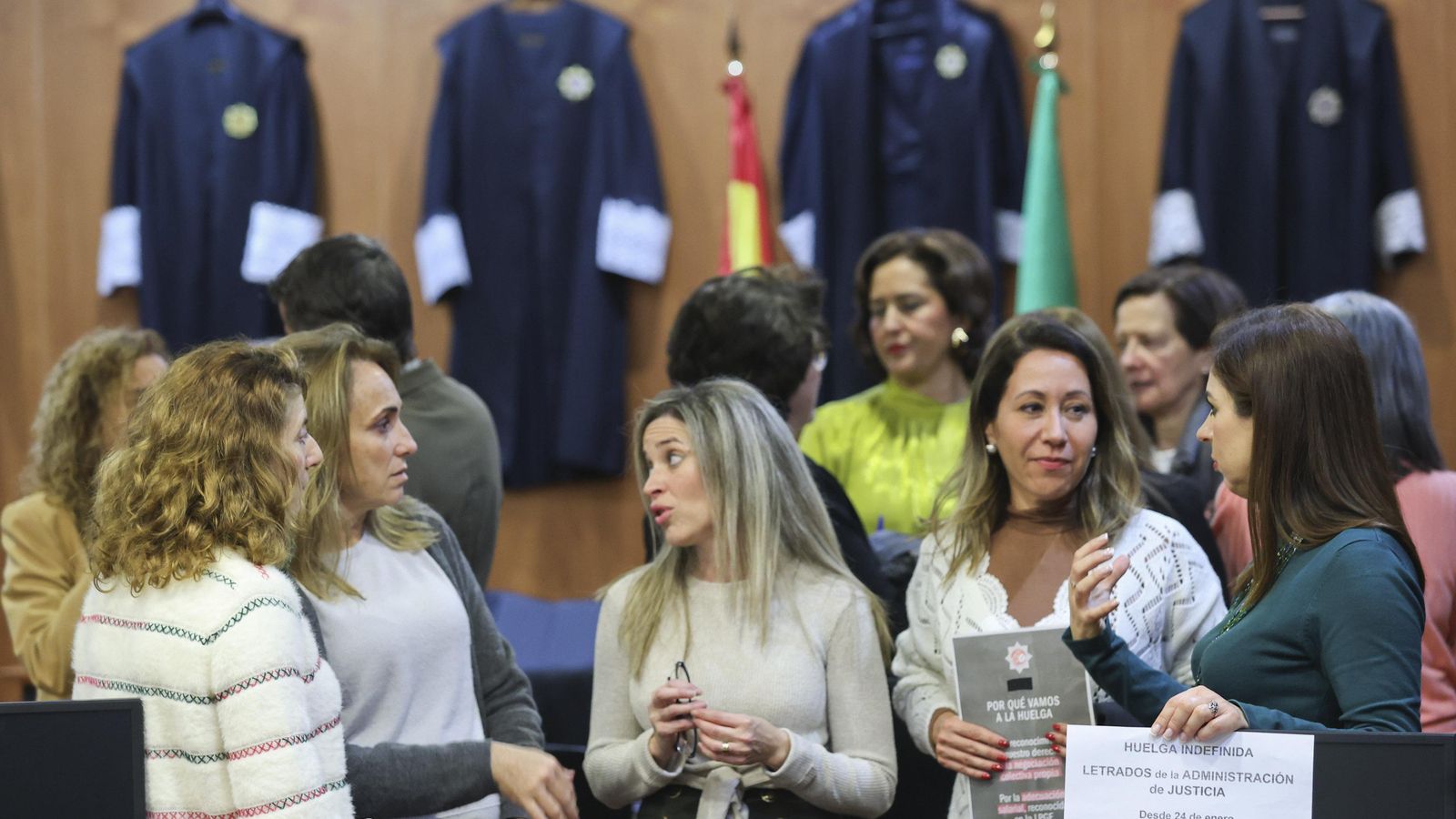 Secretarios judiciales, este miércoles, durante la concentración.